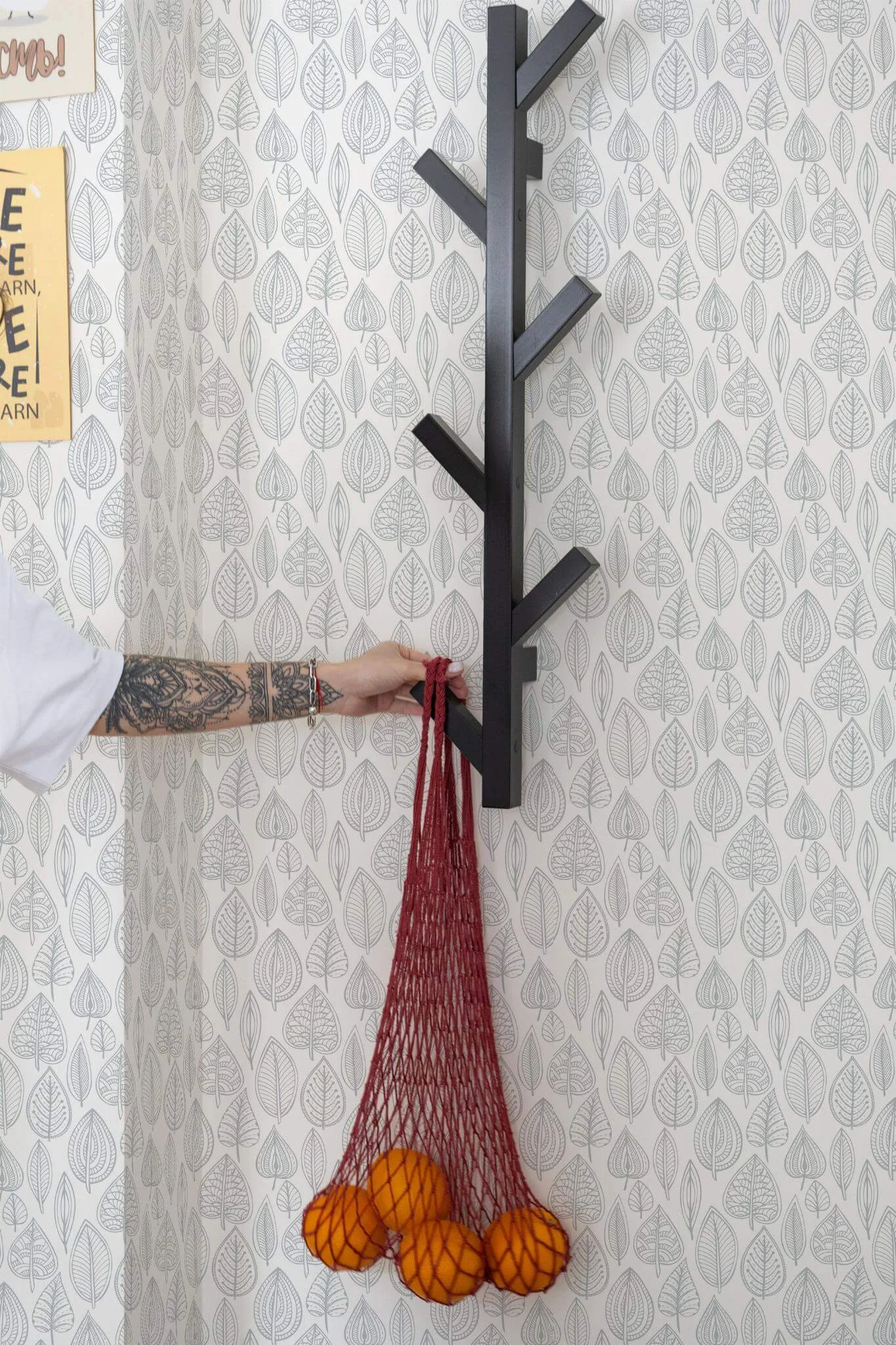 Gray Scandi leaf Wallpaper